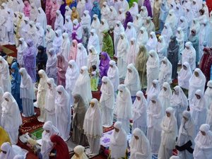Indonesians Begin Ramadan, Hardliners Target 'Sinful' Bars